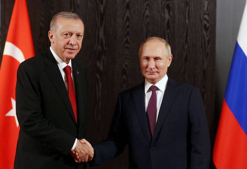 土耳其总统艾多根（左）表示，俄罗斯与乌克兰同意交换200名战俘。图为土耳其总统艾多根与俄国总统普廷出席日前在乌兹别克举行的上海合作组织 （SCO） 峰会。（路透）(photo:LTN)