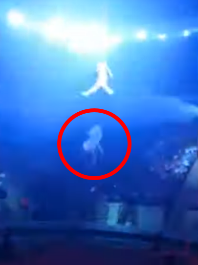 俄罗斯一对马戏团夫妻表演高空秋千时，妻子没抓好丈夫的手，从4.8公尺高坠落。（图撷取自EL Etos UT YouTube）(photo:LTN)