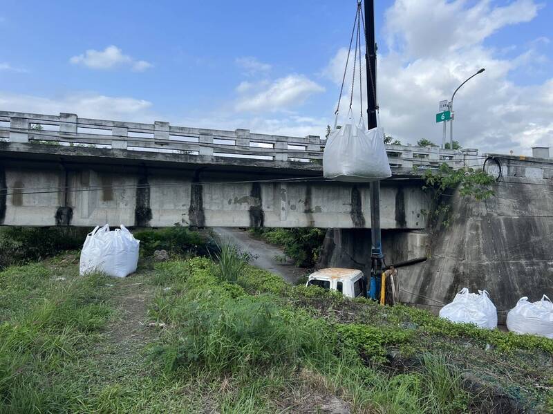 九河局於高寮大橋堤防堤頂設置太空包預防性搶險。（九河局提供）