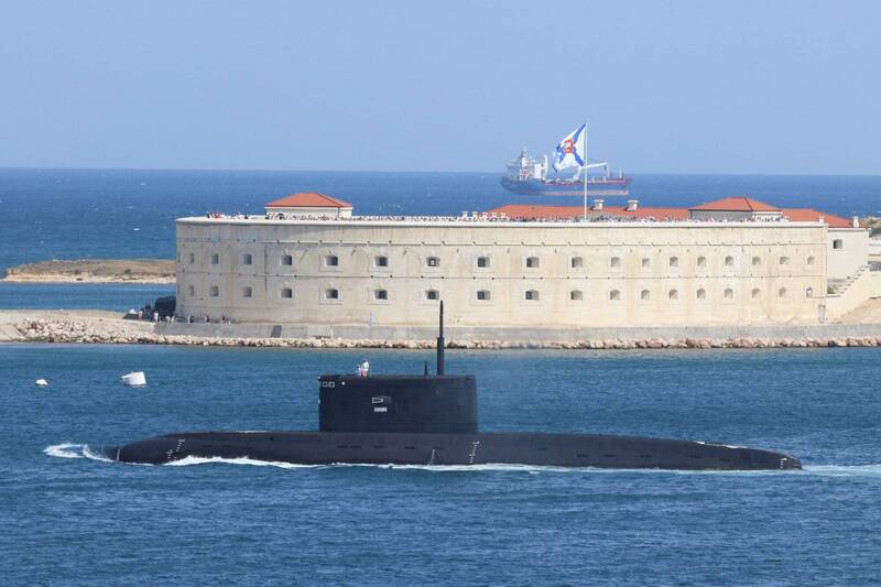 英国国防部指出，俄罗斯黑海舰队司令部将数艘基洛级潜舰向东部署，从克里米亚向东转移至克拉斯诺达尔边疆区的新罗西斯克港口。图为俄军基洛级潜舰。（路透）(photo:LTN)