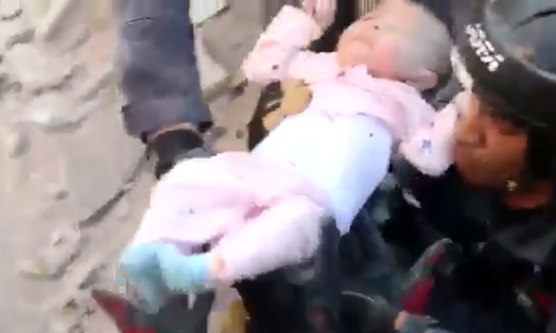 约旦一栋住宅倒塌，造成14死10伤惨剧，这名女婴却在受困30小时后奇蹟般获救。（图翻摄自推特）(photo:LTN)
