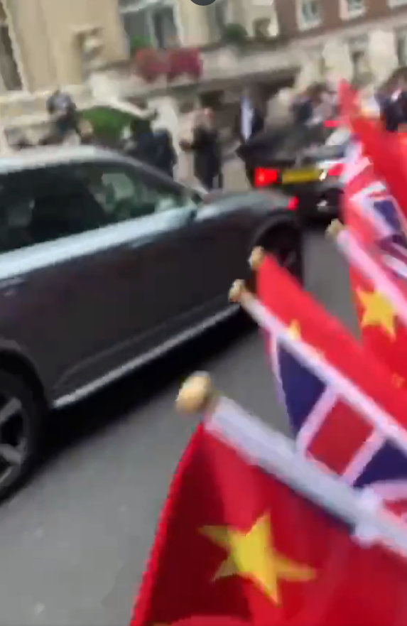 中国国家副主席王岐山参加英国女王国葬，中国驻英使馆一班人马在大街上高喊「热烈欢迎」。（图撷取自推特）(photo:LTN)
