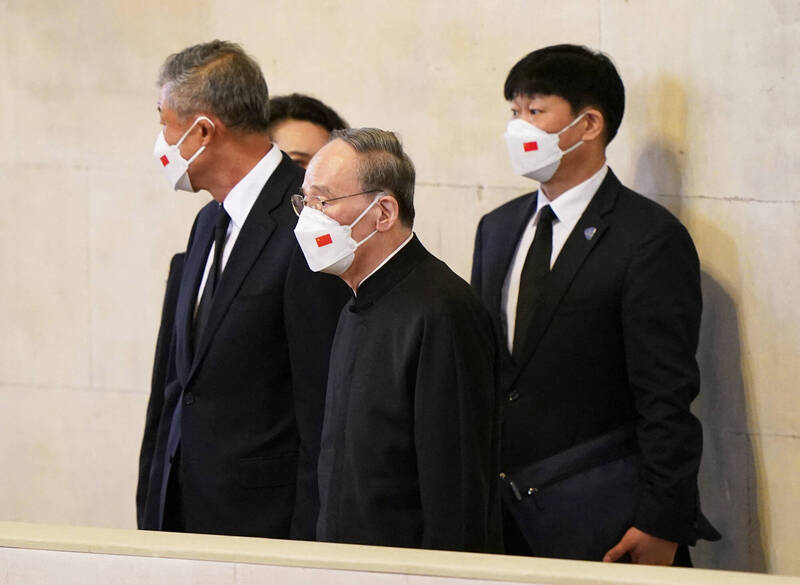 中国国家副主席王岐山参加英国女王国葬，全程戴着白色口罩。（路透）(photo:LTN)
