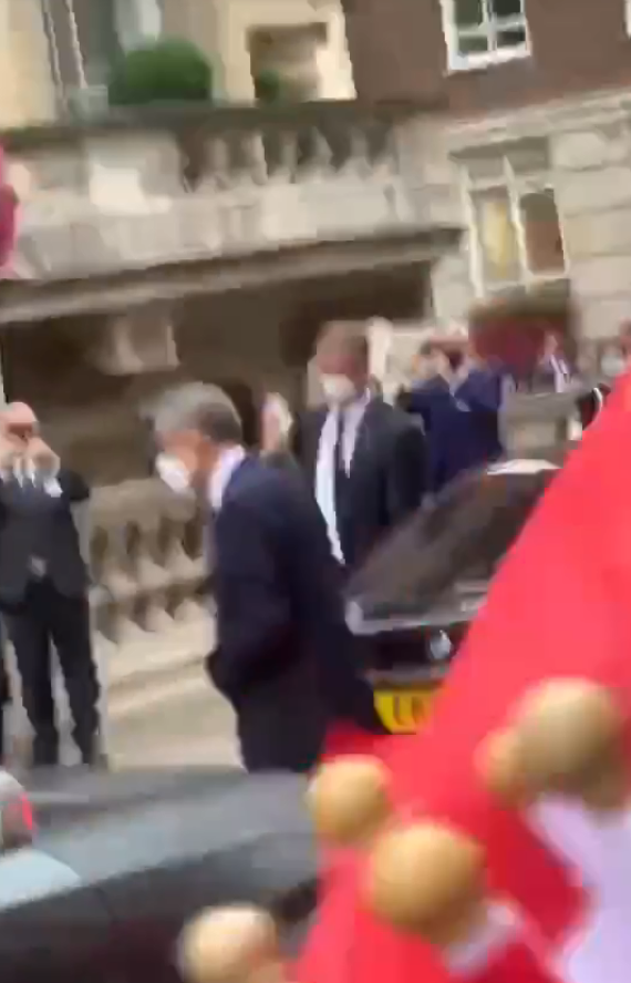 中国国家副主席王岐山参加英国女王国葬，中国驻英使馆一班人马在大街上高喊「热烈欢迎」。（图撷取自推特）(photo:LTN)