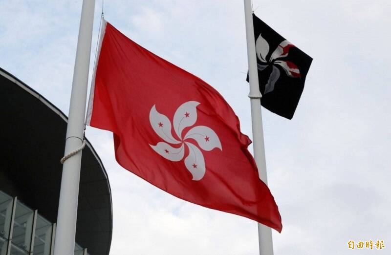 香港证监会前主席梁定邦承认，目前新加坡的竞争力比香港好，主要是开放速度较香港快。香港国旗示意图，与本新闻无关。（资料照）(photo:LTN)