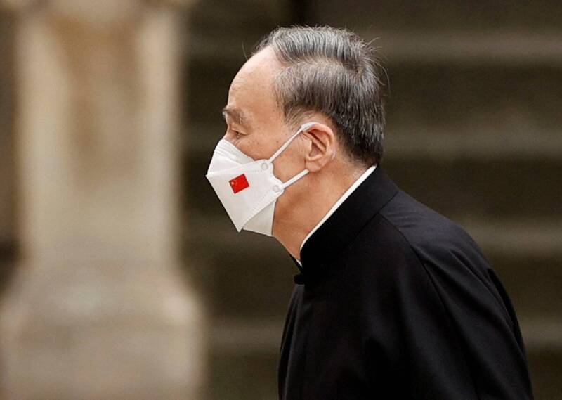 中国国家副主席王岐山19日出席英国女王的国葬，在各国政要中只有中国代表全程戴口罩参加，口罩上还印有中共五星旗。（路透）(photo:LTN)
