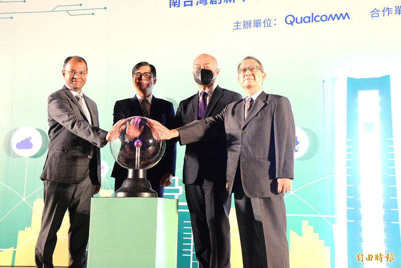 Kaohsiung Mayor Chen Chi-mai, second left, Qualcomm Technologies Inc vice president S.T. Liew, second right, and others touch a ceremonial orb at the inauguration of the Qualcomm Innovation Center in Kaohsiung yesterday.
Photo: Hsu Li-chuan, Taipei Times