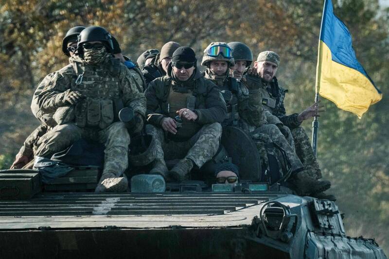 针对俄罗斯占领区抢办入俄公投，乌克兰总统顾问波多利亚克表示，推动入俄公投毫无意义，乌军将持续反攻、收复失土。图为乌军士兵。（法新社）(photo:LTN)