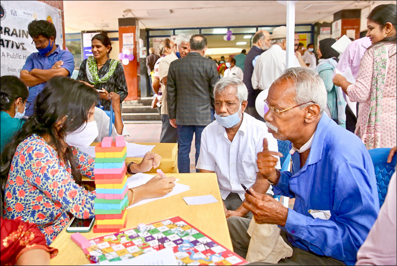 廿一日为世界阿兹海默症日，图为当天在印度卡纳塔卡邦首府邦加罗尔总医院脑部健康诊所接受记忆力及脑部健康检查的逾五十五岁民众。（欧新社）(photo:LTN)