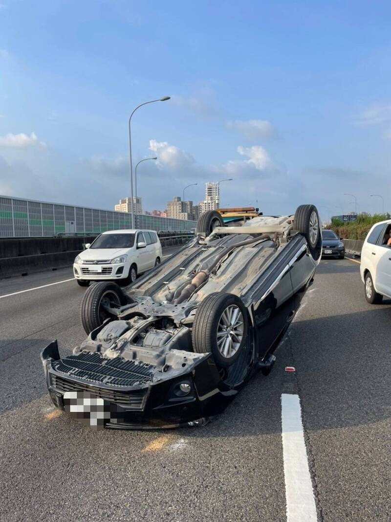 國道1號北上高雄仁武路段自小客追撞左前車後，再撞擊內側護欄翻車，所幸無人受傷，虛驚一場。（民眾提供）