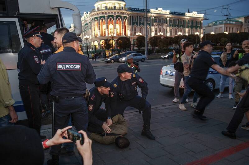 俄罗斯总统普廷下令立即征召30万预备役人员，甚至扬言动用核武，许多俄国民众为此上街抗议，却遭到防暴警察镇压，据指至少有超过1300人被捕。（美联社）(photo:LTN)