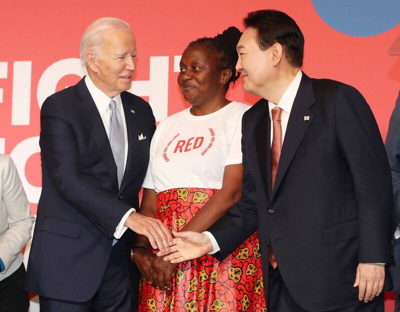 韓國總統尹錫悅剛與美國總統拜登在一場全球抗愛滋活動中合照、交談，下了臺卻被拍到馬上就對拜登和重要盟友美國語帶貶損。（歐新社）