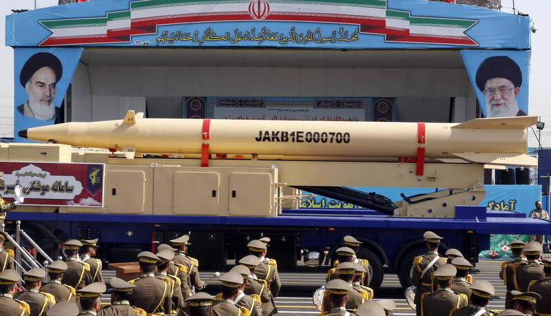 伊朗在阅兵大典上展示其最新型的弹道飞弹「要塞破坏者」。（欧新社）(photo:LTN)