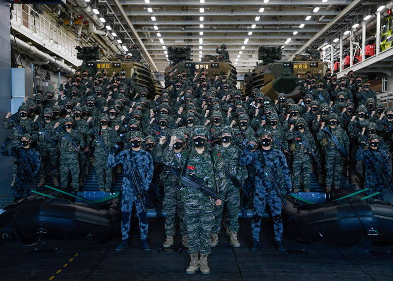 韩国前海军中将疑似挪用部队预算，遭公搜处传唤。图为南韩海军陆战队。（欧新社）(photo:LTN)