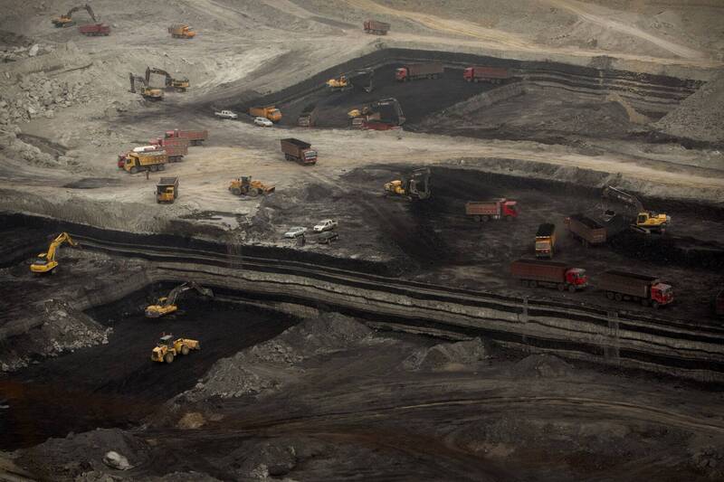 中国内蒙古官方对涉煤炭腐败展开「倒查20年」行动，截至目前已调查1163人，处分942人，已追缴人民币628亿元。（美联社）(photo:LTN)