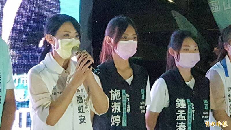 民眾黨新竹市長參選人高虹安（左1）今晚7點出席在香山區華江街舉辦的問政說明會，面對媒體提問一概拒答。（記者洪美秀攝）