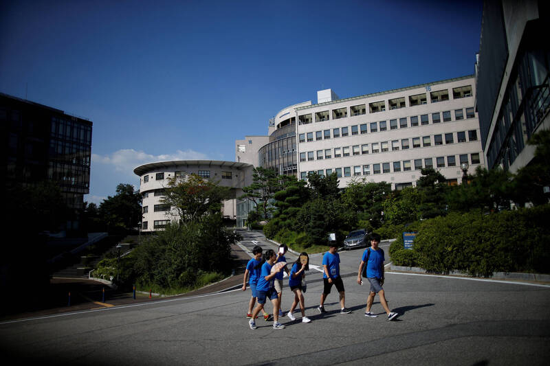 首尔大学去年退学人数大幅增加到330名，是1998年以来最多人自办退学的一年。图为首尔大学校园。（路透）(photo:LTN)
