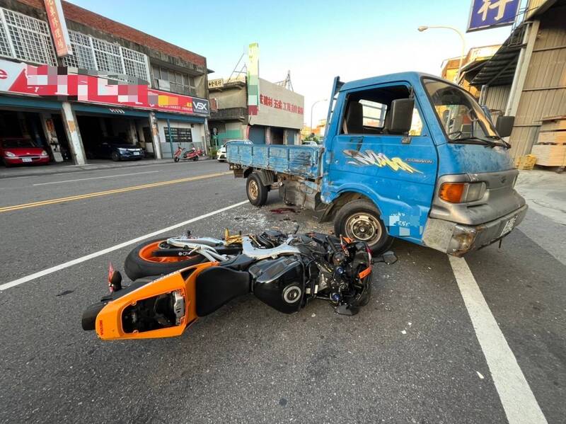 苗栗市為公路22日傍晚發生大型重機騎士與貨車碰撞車禍，騎士36歲徐姓男子骨折受傷送醫。（民眾提供）