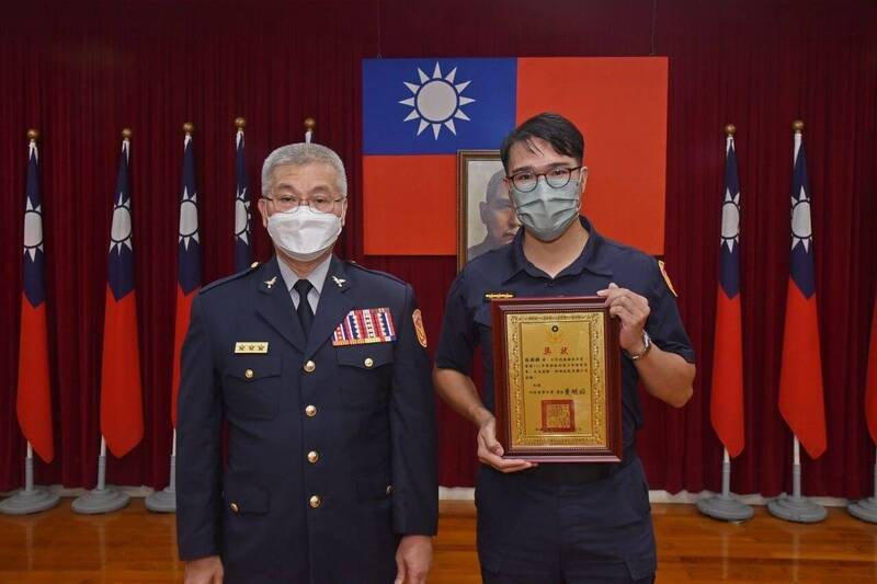 台南永康警分局大橋派出所警員張瑞麟（右），獲得全國績優警勤區員警，台南市警察局長方仰寧（左）也給予肯定。（圖由永康警分局提供）