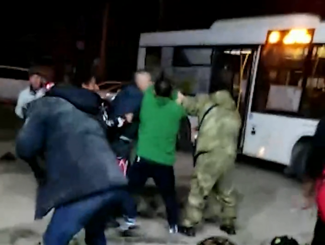 他也PO出另一段影片，称在俄罗斯西部的南库里尔斯克市（Yuzhno-Kurilsk），受征召的俄罗斯人不仅喝醉，甚至开始打群架。（图撷取自Tadeusz Giczan推特）(photo:LTN)