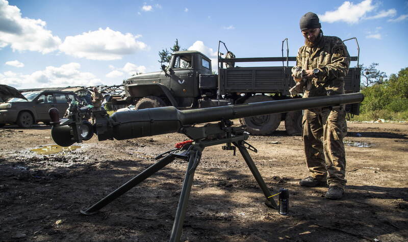 据战争研究所（ISW）统计，俄罗斯目前占有乌克兰大约20%领土。图为乌克兰军人在检查俄军遗留的军火。（欧新社）(photo:LTN)