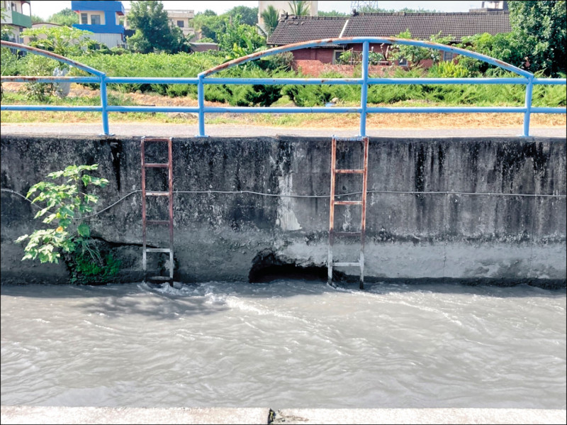 封圳搶救落水男 大水改道沖走戲水童 雙亡