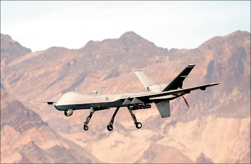 全世界第一款专为长时间进行高空侦察任务而设计的「MQ-9」死神武装无人机，2015年11月17日在位于美国内华达州的克里奇空军基地执行训练任务。（法新社档案照）(photo:LTN)