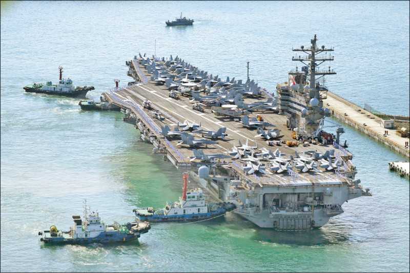 美国海军「雷根号」航舰打击群23日上午驶抵南韩釜山海军基地，为美军航舰暌违5年再度访韩。（美联社）(photo:LTN)