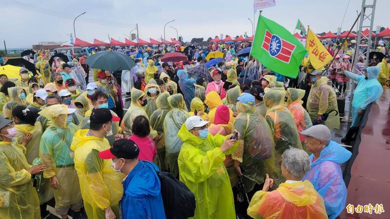 「111年全國萬人健走大會師」，受到颱風影響延期至今日（24日）於基隆市外木山熱鬧展開，上萬名參加者在風雨中邁步前行，欣賞沿途的山海美景。（記者俞肇福攝）