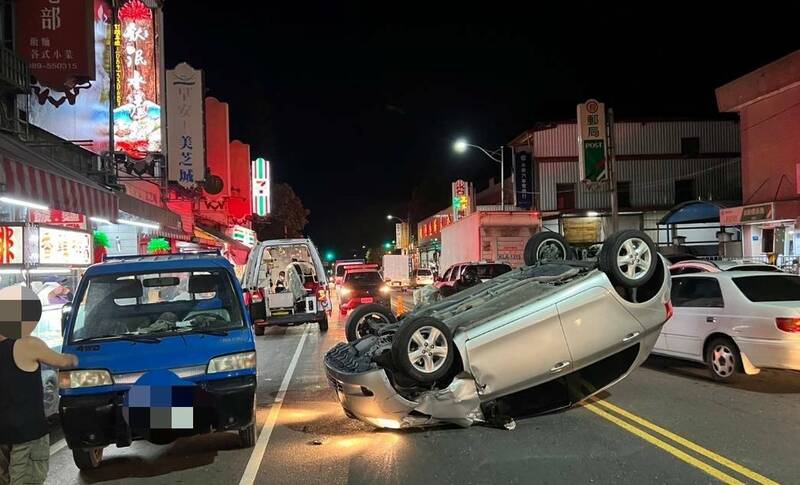 鹿野鄉中華路一段昨晚發生自小客撞小貨車翻覆事故。（記者黃明堂翻攝）