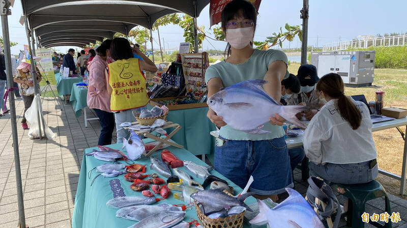 虱目魚文創包包等小物。(記者楊金城攝) 虱目魚文創包包等小物。(記者楊金城攝)