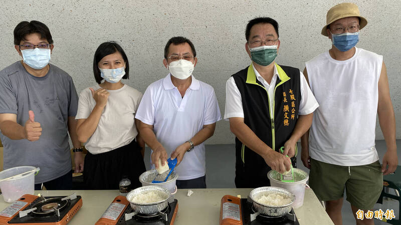 雲嘉南國家風景區管理處長陳煜川(中)、七股區長顏文穗(右二)體驗虱目魚碗粿製作。(記者楊金城攝) 雲嘉南國家風景區管理處長陳煜川(中)、七股區長顏文穗(右二)體驗虱目魚碗粿製作。(記者楊金城攝)