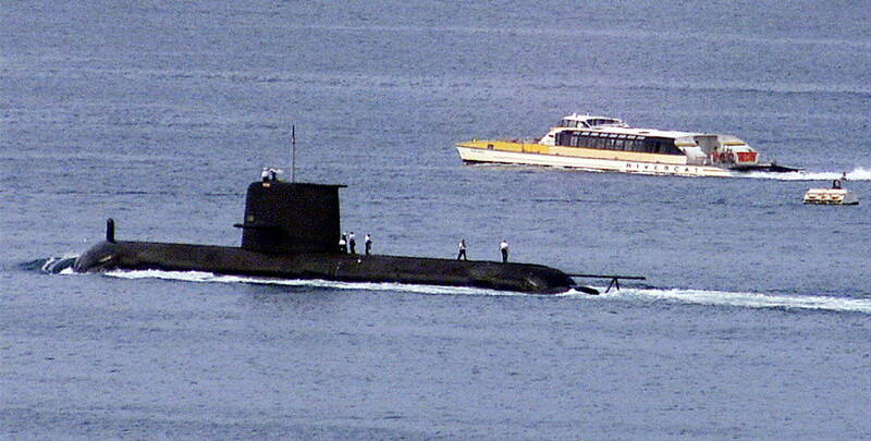 美国有意先帮澳洲建造首艘核潜舰，之后再协助澳洲自行建造。图左为澳洲柯林斯级潜舰「瓦勒号」（HMAS Waller）。（路透档案照）(photo:LTN)
