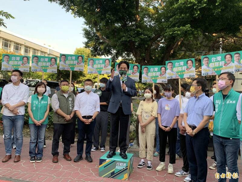 賴清德在逢甲夜市宣講，支持18歲公民權。（記者蔡淑媛攝）