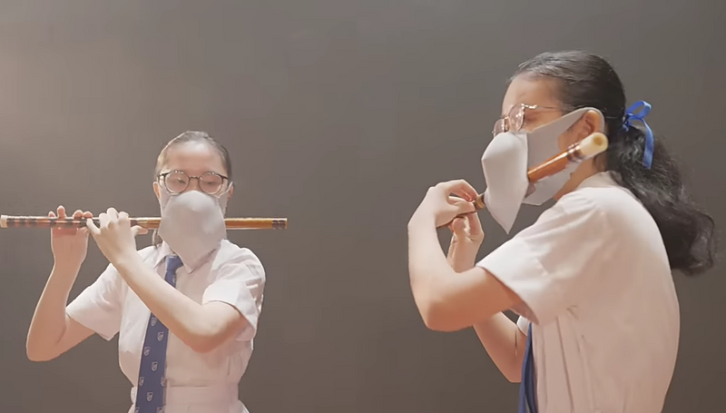香港教育局为了祝贺中国国庆，推出《少年中国说》影片，但其中却出现戴口罩吹笛子的离奇画面，让不少民众看了相当傻眼。（图撷自《少年中国说》YouTuber）(photo:LTN)