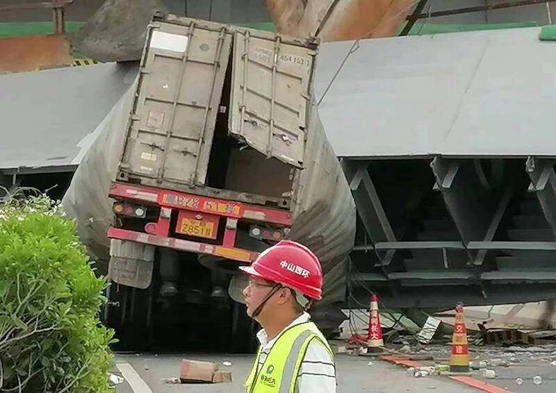 崩塌的钢梁恰好压到高速公路上经过的货车。（撷取自微博）(photo:LTN)