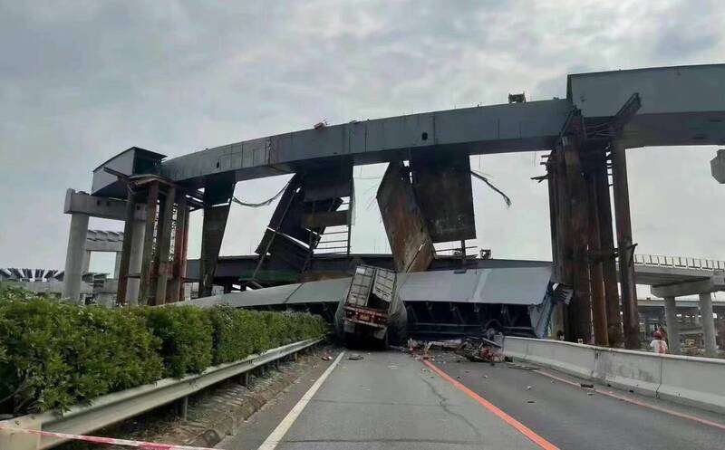 中国广东省中江高速公路邻近西江大桥路段，一处兴建中的高架桥崩塌，钢梁横躺在高速公路路面。（撷取自微博）(photo:LTN)