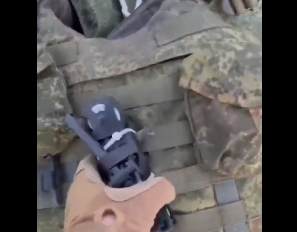 近日推特上流传一段影片，称一名俄军士兵把止血带用束带绑死在防弹背心上，但需要时却无法使用，最后失血过多而死。（图撷取自TpyxaNews推特）(photo:LTN)