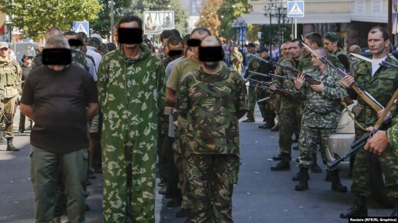 8月24日乌克兰独立日当天，顿内茨克的亲俄民兵强迫一群乌克兰战俘「游街示众」。（路透）(photo:LTN)