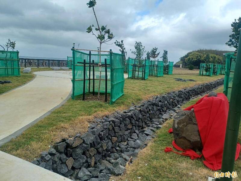 原本是垃圾山的草蓆仔尾，搖身一變成為公園綠地。（記者劉禹慶攝）