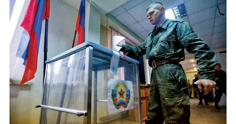 一名自称独立卢甘斯克人民共和国军人，23日在当地一处投票所投票。（路透）(photo:LTN)