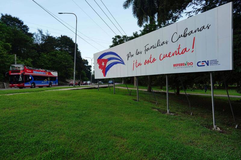 一块广告牌上写着「为了古巴家庭，你的选票很重要！」（路透）(photo:LTN)