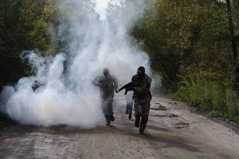 俄罗斯军队使用化学武器攻击乌克兰的消息时有所闻，图为乌克兰民众参加军事训练。（欧新社）(photo:LTN)