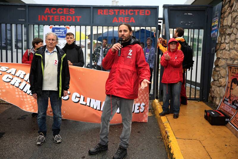 关心气候议题的社运人士关闭通往昂蒂布（Antibes）港口一处码头的大门。（法新社）(photo:LTN)