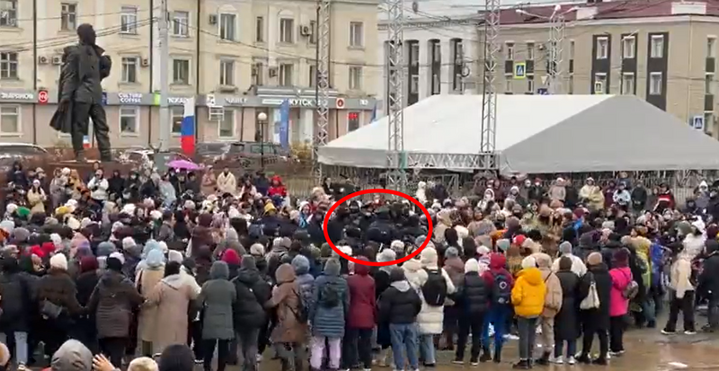 近日东西伯利亚的雅库茨克也发生抗议动员事件，当地民众则跳起传统舞蹈将警方包围（红圈内者），引来网友关注。（图撷取自Hanna Liubakova推特）(photo:LTN)