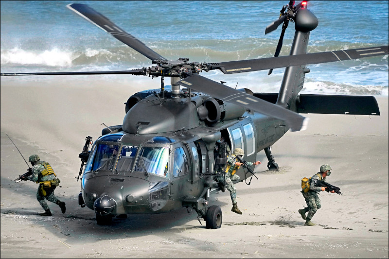 因應台海情勢緊張,美國與菲律賓正加強軍事合作,包括倍增參與明年美菲年度「肩並肩」聯合演習的規模。圖為今年3月參加「肩並肩」軍演的菲國海軍陸戰隊員,在該國北部卡加延省(Cagayan)演練搶灘登陸。(美聯社) 因應台海情勢緊張,美國與菲律賓正加強軍事合作,包括倍增參與明年美菲年度「肩並肩」聯合演習的規模。圖為今年3月參加「肩並肩」軍演的菲國海軍陸戰隊員,在該國北部卡加延省(Cagayan)演練搶灘登陸。(美聯社)