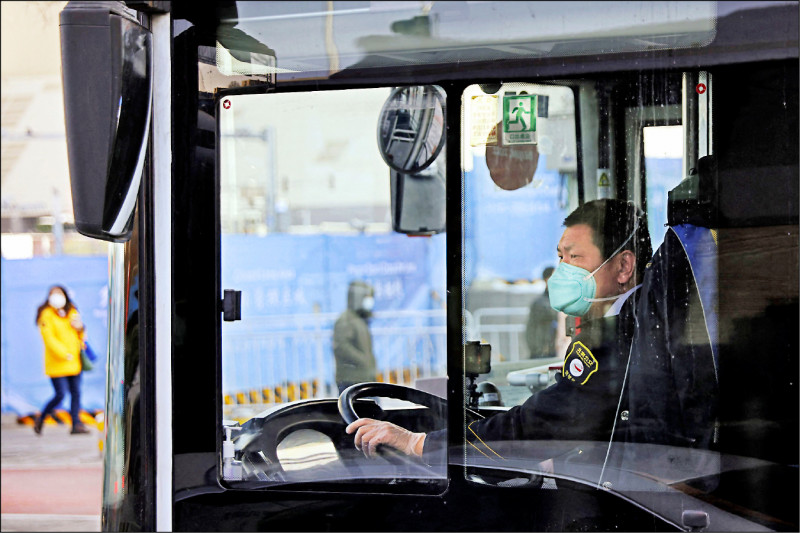 在中共廿大召开前夕，北京长途巴士驾驶员被要求配戴情绪感知电子手环。（路透档案照）(photo:LTN)