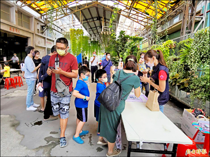 屏東縣警局昨在屏菸936文化基地舉辦原住民族傳統文化親子活動，相當熱鬧。 （記者葉永騫攝）