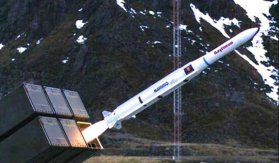 NASAMS发射专为陆基防空设计的增程型AIM-120先进中程空对空飞弹（AMRAAM-ER）。（取自雷神公司官网）(photo:LTN)