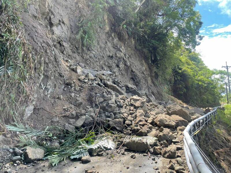 花蓮赤科山產業道路邊坡再傳坍落阻斷交通。（玉里鎮公所提供）